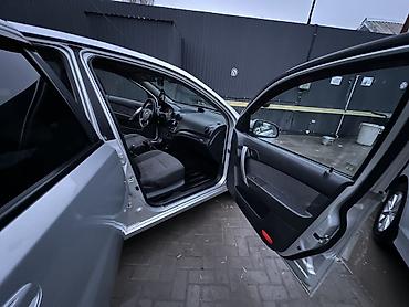 Chevrolet: Chevrolet Aveo: 2010 г., 1.2 л, Механика, Газ, Седан — 8