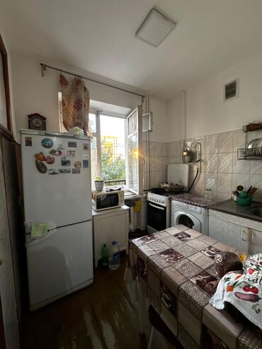 квартиры посуточно в бишкеке в районе филармонии: 3 комнаты, 77 м², Индивидуалка, 4 этаж, Старый ремонт