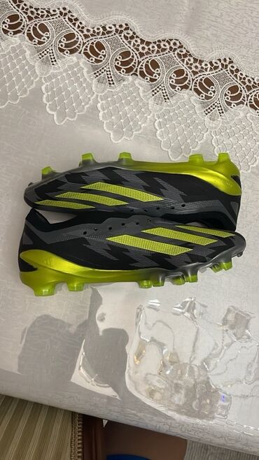 Бутсы: Футбольные бутсы Adidas с шипами, предназначенные для игры на траве at lalafo.kg Бутсы: Футбольные бутсы Adidas с шипами, предназначенные для игры на траве