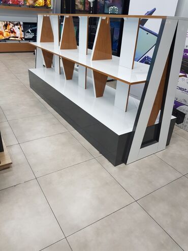 вешалки для одежды напольные оригинальные: Mağaza vitrin rəfi – ikitərəfli, dizayner üslubunda - Tip