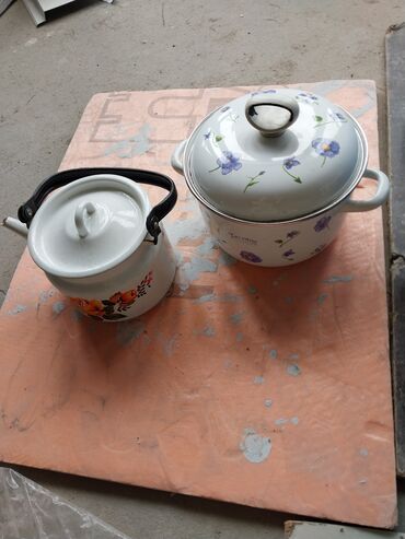 посуда белая: Эмалированная кастрюля и чайник в хоршем состоянии и дешево