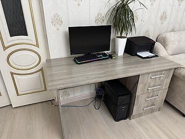 Продается стол в очень хорошем состоянии. 150 см длина Ширина 70 см