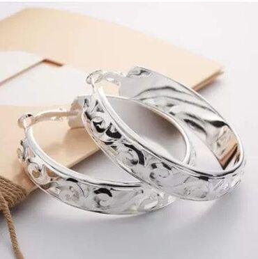 Minđuše: Mindjuse
Cena:950din — 1