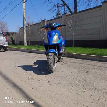 Мотоциклы и мопеды: Скутер в отличном состоянии 100 кубов очень экономичный расход 2 литра