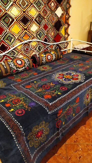 Άλλα αντικείμενα για το σπίτι: Ένα κάλυμμα κρεβατιού και δύο μαξιλάρια. Κεντημένο σε παραδοσιακό — 11