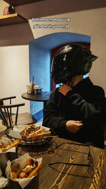 Hummer: Tam üz örtüklü motosiklet dəbilqəsi - Tip: full-face, aerodinamik