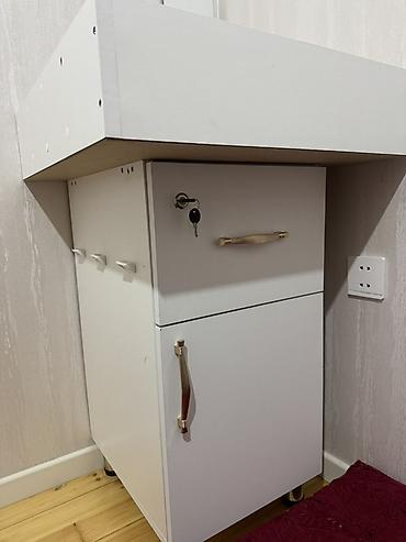 ev radiyatoru: Açarla kilidlənən çekmecəli mobil kabinet və üstü bölməli rəf - Rəng — 2