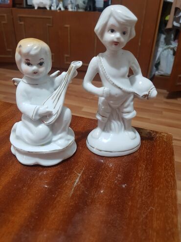 Dve porcelanske figure u ceni, andjeo i decak, andjeo ima flekicu(