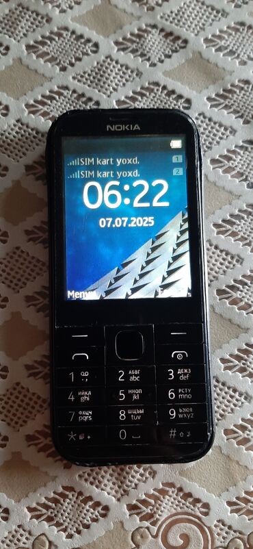 Nokia markalı, qara rəngdə mobil telefon. Cihazda rəqəmsal klaviatura