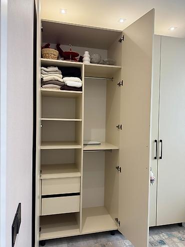 şifaner: Minimalist üslubda iri tutumlu qarderob dolabı - 4 qapılı, hamar mat — 3
