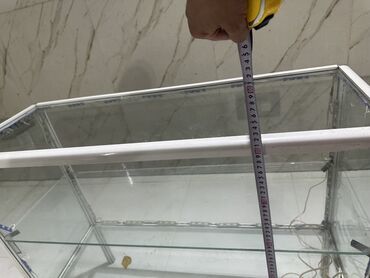 setka toxuyan aparat: Şüşə vitrin/şoucase - Material: şəffaf temperli şüşə panellər, ağ