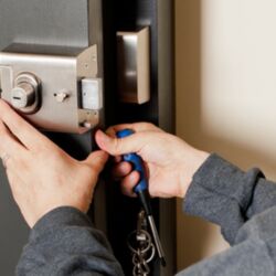 Qapıların təmiri: Çilingər xidməti Qapı usta Qapı ustası Qapıların təmiri Üzlənməsi — 6