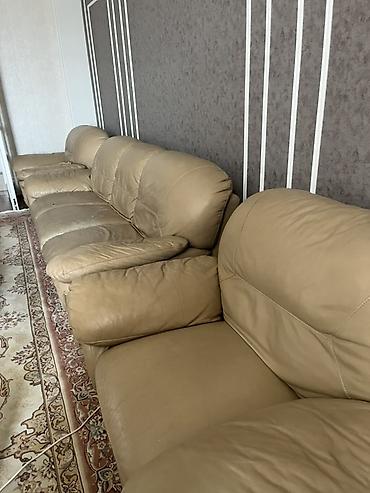 klassik divan: Məhsul: Bej rəngli dəri yumşaq mebel dəsti Tərkib: - 1 ədəd 3-yerlik — 4