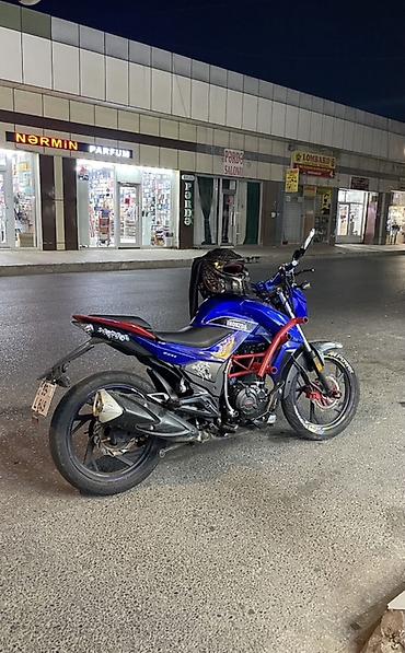 Motosikletlər: Xüsusiyyətlər və təchizat: - Rəng: metalik mavi gövdə, qırmızı boru — 3