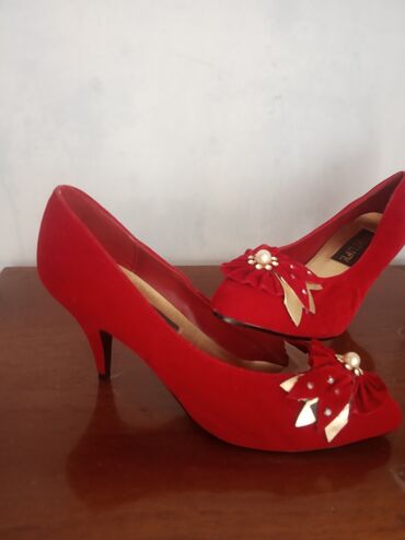 7 пар обуви: Туфли 38, цвет - Красный