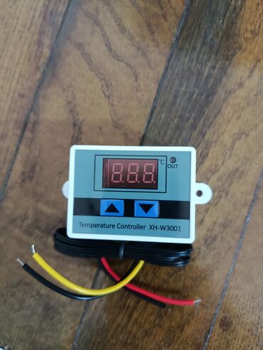 datcik: XH-W3001 modelinə aid temperatur tənzimləyicisi. Məhsulun üzərində