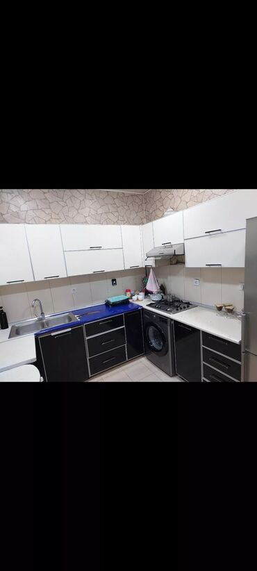 стеклянный фартук для кухни: Mətbəx mebeli dəsti – künc yerləşimli, müasir dizayn - Üst dolablar