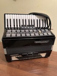 аренда музыкальных инструментов: Продаю Германский аккордеон 
Вельтмейстер серино хороший состоянии