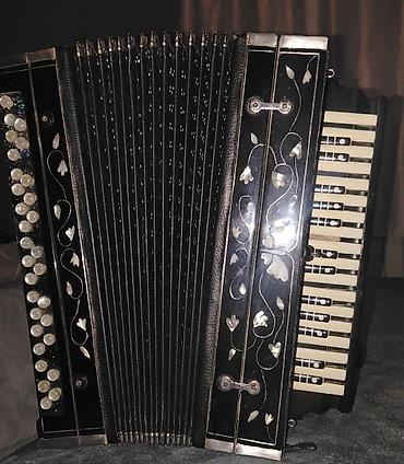 инструмент: Akkordeon Klassik quruluşlu, qara rəngli akkordeondur. Alətdə sağ — 1