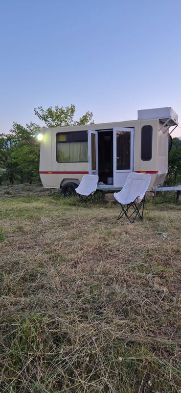 Qoşqular: Karavan.Ici Tam yigilib demir list ve Fanerka ve laminat ile Masina