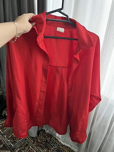 Köynək və bluzalar: Qırmızı rəngli oversize köynək - Model: klassik yaxalıqlı, ön hissəsi — 2