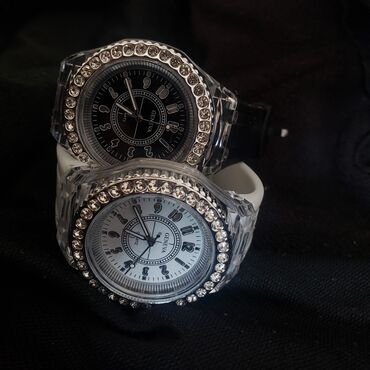 Наручные часы: Парные часы Черного и белого цвета, имеется подсветка,продам сразу