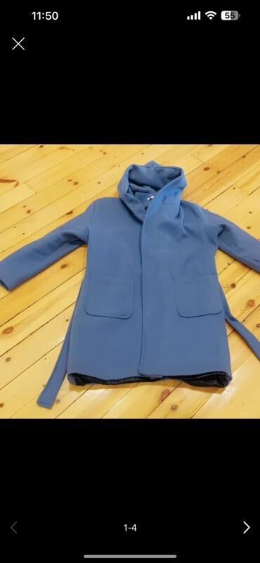 белые женские юбки: Mavi rəngdə, kapüşonlu qadın pencəyi. Bu pencək uzun qollu və rahat