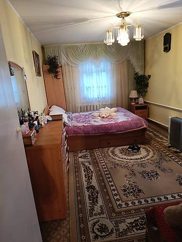 Продажа коттеджей и домов: Продаю дом в Центральной части Бишкека, ул. Суворова. В доме 3 — 2