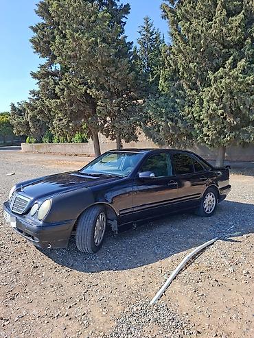 Mercedes-Benz: Mercedes-Benz E 220: 2.2 l | 2000 il Sedan — 2
