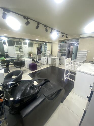 Digər kommersiya daşınmaz əmlakı: Inşaatçılar metrosu Gözəllik mərkəzində salon hissə icarəyə verilir