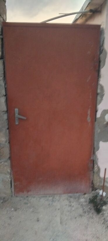 qapi taxta: Dəmir qapı - Material: qalın metal/dəmir plitə - Rəng
