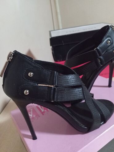 обувь спортивная: Туфли женские на высоких каблуках черный цвет из Дубая очень шикарные