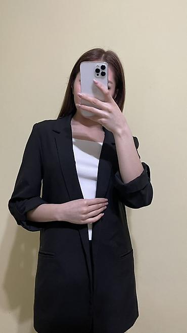 Пиджаки, жакеты: Женский удлиненный черный пиджак - Классический крой с лацканами — 2