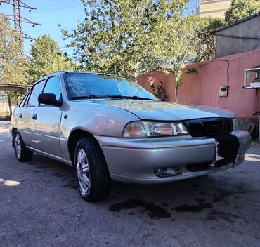 eylec: Daewoo Nexia sedan, gümüşü rəng. Kompakt və geniş salonlu şəhər