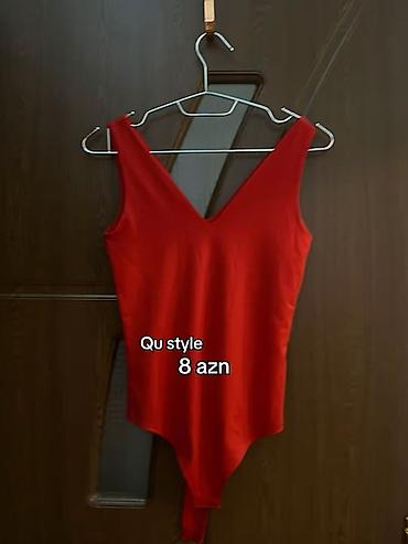 qırmızı bodilər: Qırmızı bodi – Qu style • Dərin V-yaxa, qolsuz dizayn • Alt — 1