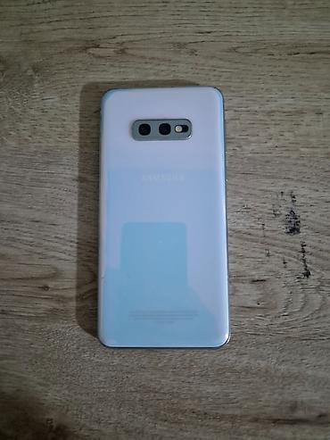 с 10 е: Samsung Galaxy S10e, Б/у, 128 ГБ, цвет - Белый, 2 SIM — 2