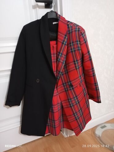 Dəstlər, kostyumlar: Qırmızı-çəhrayı çalarlı tartan naxışlı dəst: paltar + 2 formalı pencək