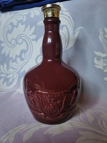 Čaše: Flasa za pice,nova,vintaz dihtujuca porcelanska. Flasa bordo boje,sve — 1