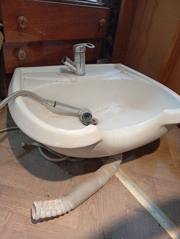 duş desti: Divar tipli hamam/lavabo dəsti - Material: ağ keramika lavabo -