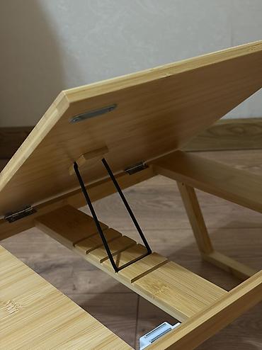 komputer setup: JYSK markalı bambukdan qatlanan yataq/sofra masası – noutbuk və kitab — 3