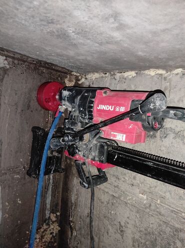 Сверла: Бурильная установка красного цвета с алмазной коронкой. Предназначена — 11