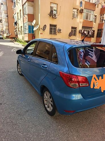muherrik qoruyucu: BAIC (BAW) hatchback, mavi rəng, şəhər üçün yığcam və qənaətcil model — 2