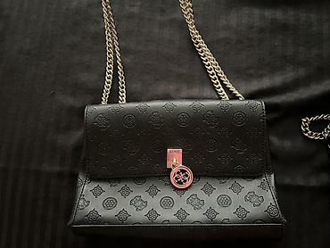 GUESS qadın çantası - Rəng: qara - Material: səthində relyef loqo