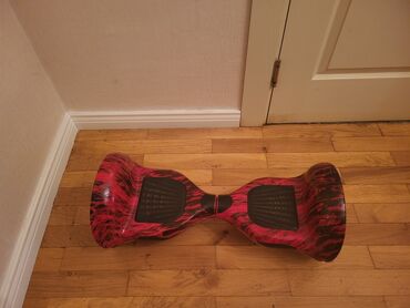 Nərdlər: Özünü tarazlaşdıran bu hoverboard hamar hərəkət təmin edir. Qırmızı və