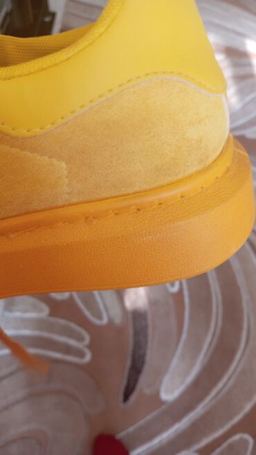 Krasofkalar və idman ayaqqabıları: Parlaq sarı rəngli uniseks idman ayaqqabısı - Stil: Klassik bağlamalı — 10
