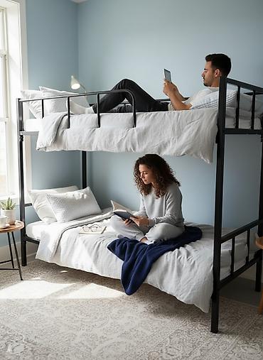 bunk bed: Двухъярусные кровати с металлическим каркасом осталась последняя, одна — 2