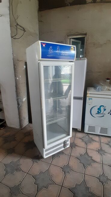 Оборудование для бизнеса: Продаю витринный холодильник работает отлично