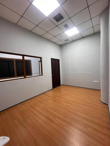 Ofislər: 28 May metrosuna piyada məsafədə. Nefçilər Prospektinə, 8 Noyabr və — 6