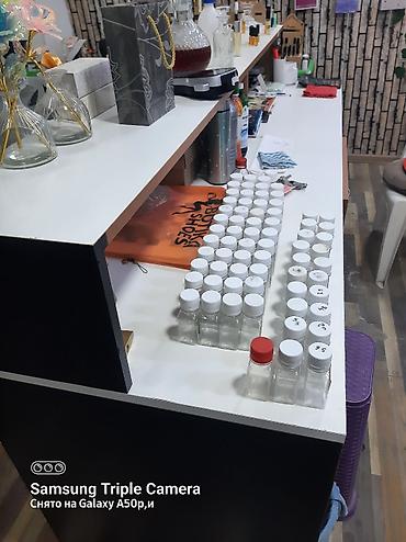 ayını: Mağaza üçün qabaq masa. 1×2 metr. Ətirə aid hər bir şey var. Mağaza — 9