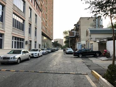 Digər kommersiya daşınmaz əmlakı: 28 may metrosuna yaxin amerika sefirliyine yaxin yerləşən 4 otaqli — 6